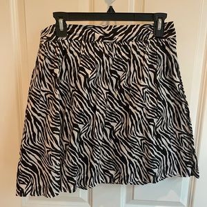EUC Banana Republic size 8 black and white zebra print skirt